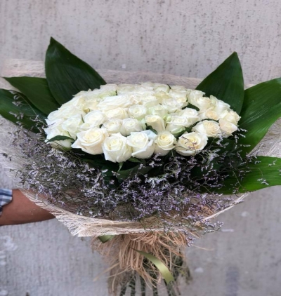  Belek  Florist  Strauß aus 51 weißen Rosen