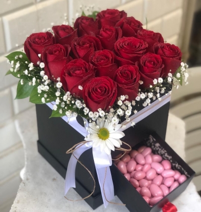 blumen kemer  17 Roses and Almonds in a Square Box 