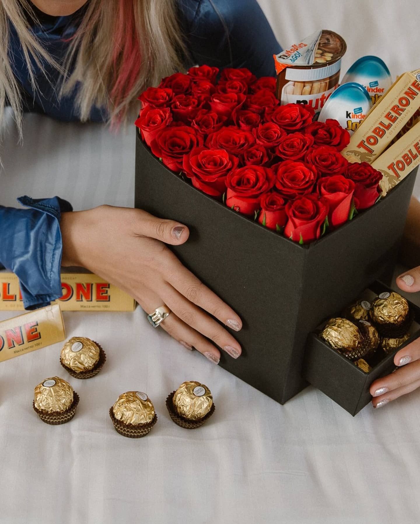  Belek Blumenbestellung  Rosen und Pralinen in einer Herzbox